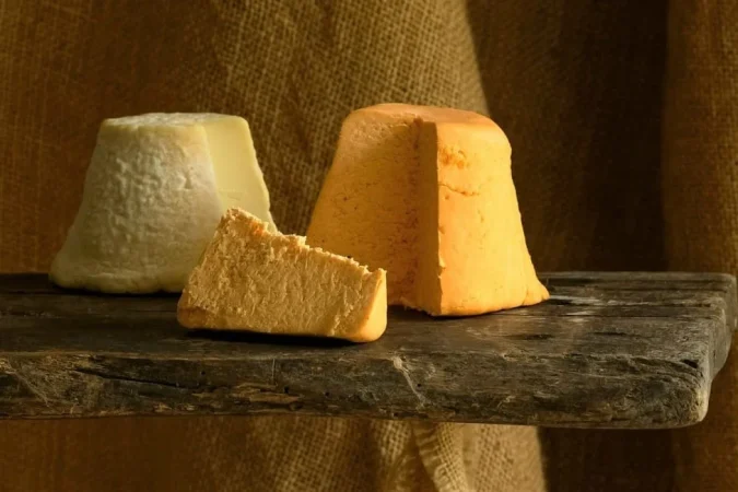 El serio aviso de la OCU sobre los quesos en loncha de supermercado que todo el mundo debería saber 23 Merca2.es Bulnes, descubre dónde tomar el mejor queso de Cabrales en un entorno único