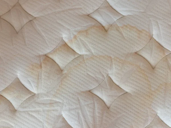 ¿Por qué aparecen manchas en el colchón?