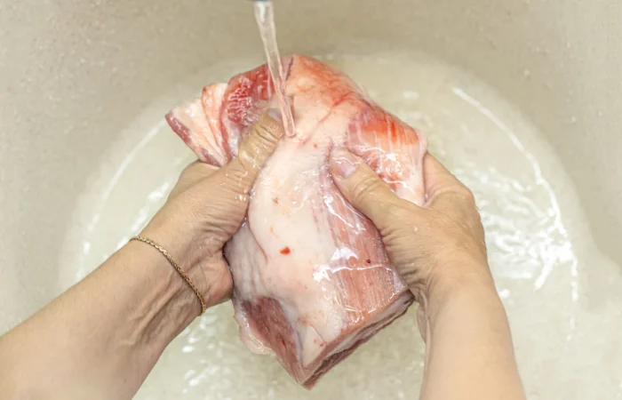 El chef José Andrés nos desvela los mejores trucos para que la carne te quede jugosa y tierna 91 Merca2.es 2. Conservando el sabor jugoso de la carne con un remojo en salmuera