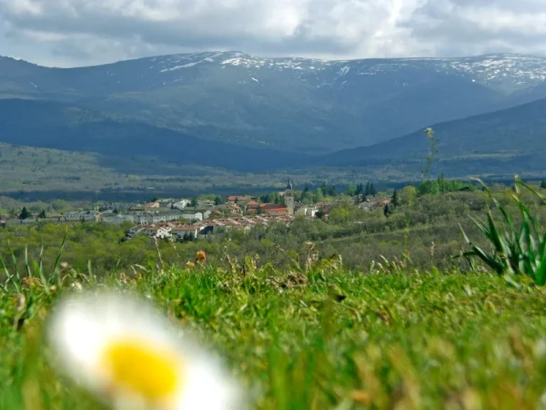 El pueblo a menos de una hora de Madrid donde disfrutar de un patrimonio cultural fuera de lo común 53 Merca2.es Rascafría, el viaje a viaje al pasado que te está esperando, rodeado de naturaleza e historia