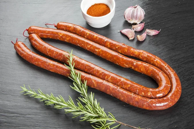 Preparación de este reconfortante plato de garbanzos con chirizo