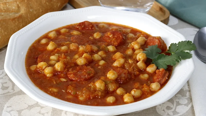 Enfrentate al frio con este plato de cuchara muy sencillo de hacer Garbanzos con chorizo 4 Merca2.es