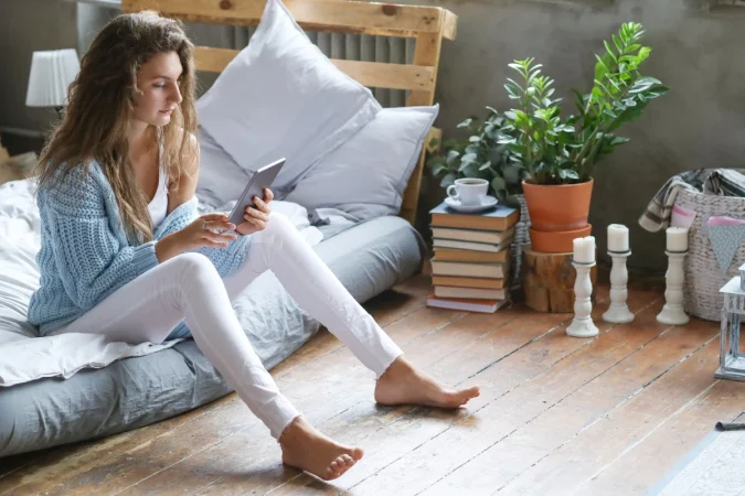 Hay beneficios al andar descalzo por la casa