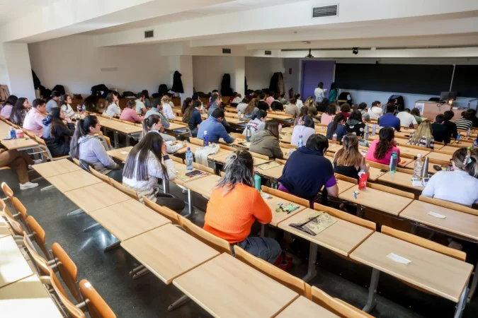 PAU 2026: hoy empieza el examen más importante de tu vida, y esto es todo lo que necesitas saber 1 Merca2 Un total de 32.212 personas optarán este sábado a las 11.943 plazas ofertadas por el Ministerio de Sanidad para la Formación Sanitaria Especializada, una prueba de acceso para los graduados en medicina y que supone el examen más importante en la vida de un médico, todo ello mientras se reclama un aumento de las plazas ante la escasez del personal sanitario. Este examen tipo test evaluará a los candidatos que, en función de la nota, podrán elegir la especialidad médica a seguir --Medicina, Farmacia, Enfermería, Psicología, Química, Biología y Física-- y el hospital en el que quieren formarse. Para encarar el último día antes de la prueba, el CEO en Iberia de Healhtcademia, Jaime Campos, ha recomendado "programar algo de ejercicio suave y alguna actividad relajante", pues considera que el descanso de las 24 horas previas es absolutamente "esencial", sobre todo para encarar una noche "en la que cuesta conciliar el sueño". Del mismo modo, ha recomendado "no hacer nada nuevo" y no "experimentar" en rutinas que ya están interiorizadas, recalcando que, si se toman medicaciones antes de los exámenes de la academia, lo deben seguir haciendo, y ha insistido en seguir la metodología que se ha llevado a cabo durante todos los meses de preparación. "Hay que confiar en el trabajo diario, en las recomendaciones de los profesores, y en los materiales de estudio. Es muy importante entender que al MIR no se va con el mismo grado de seguridad que en la universidad porque el temario es infinito. Pero si han seguido la metodología y las recomendaciones de la academia, el resultado está garantizado", ha afirmado Campos, oftalmólogo y doctor en Medicina por la Universidad de Alcalá, en una entrevista con Europa Press Infosalus. DETALLES DE LA PRUEBA La hora de llamamiento del examen se ha fijado a partir de las 15.00 horas (14.00 horas en Canarias), y comenzará a partir de las 16.00 horas (15.00 horas en Canarias), teniendo una duración de cuatro horas y 30 minutos, y los candidatos no podrán iniciar el examen hasta que el personal responsable así lo indique. Las instrucciones sobre el desarrollo de las pruebas pueden encontrarse en la página web habilitada por el Ministerio: 'https://fse.mscbs.gob.es/fseweb/view/index.xhtml'. Las pruebas constarán de 200 preguntas más diez de reserva; para el buen desarrollo de las mismas, colaborarán más de 2.000 personas ejerciendo funciones de delegados de centro, interventores y vocales en las mesas de examen, o como integrantes de las siete comisiones calificadoras. Cabe destacar que los aspirantes deben asistir con el documento de identificación reflejado en el documento 'Relación definitiva de aspirantes admitidos y no admitidos', y se deberá usar bolígrafo azul o negro. En caso de requerir el uso de audífonos, glucómetros o cualquier otro dispositivo médico, este debe estar previamente autorizado por la Dirección General de Ordenación Profesional (DGOP). Las autoridades exigen puntualidad, pues no se admitirá la entrada una vez iniciada la prueba. COMPARECENCIA DE GARCÍA Y PADILLA EN EL EXTERIOR DEL MINISTERIO La importancia de la prueba es tal que la ministra de Sanidad, Mónica García, y el secretario de Estado de Sanidad, Javier Padilla, atenderán a los medios de comunicación este sábado a las 16.00 horas, en el exterior del Ministerio de Sanidad, aunque por motivos de seguridad y confidencialidad los medios no podrán acceder al interior de los edificios donde se celebrarán las pruebas, ni tampoco podrán tomar imágenes, por motivos de protección de datos, de los listados con los nombres de las personas que pueden acceder a cada edificio. Sanidad trasladará a los medios de comunicación imágenes del interior de las aulas, y permitiendo que se hable con los admitidos solamente antes de su acceso a los edificios donde se van a celebrar las pruebas, que se desarrollarán en 28 localidades, al menos una por comunidad autónoma, y en 677 mesas de examen, más otras dos ubicadas en el propio Ministerio, prohibiendo el acceso a estos edificios a personas que no sean aspirantes. Las localidades seleccionadas para las pruebas son Albacete (572 aspirantes convocados), Alicante (1.014), Badajoz (629), Barcelona (3.230), Bilbao (765), Cáceres (340), Cádiz (629), Ciudad Real (471), Girona (285), Granada (1.530), Las Palmas (601), León (281), Logroño (221), Madrid (5.879), Málaga (1.063), Murcia (1.895), Oviedo (1.811), Palma de Mallorca (458), Pamplona (559), Salamanca (613), Santander (303), Santiago de Compostela (1.301), Sevilla (1.870), Santa Cruz de Tenerife (621), Valencia (2.800), Valladolid (683), Vigo (549) y Zaragoza (1.239). El siete por ciento (836) de las plazas está reservado para personas con un grado de discapacidad igual o superior al 33 por ciento, y otras 927 plazas están destinadas al cupo de extracomunitarios, según un comunicado de Sanidad. La titulación de Medicina es la que más plazas ofertadas tiene con 9.007 (aumento del tres por ciento), de las que 630 están reservadas a personas con discapacidad, a las que aspiran 15.106 personas (un 63,90 por ciento son mujeres, y un 36,10 por ciento son hombres); la especialidad con mayor oferta es Medicina Familiar y Comunitaria, con 2.508 plazas. La oferta de la titulación de Enfermería ha alcanzado las 2.171 plazas (un tres por ciento más que en la convocatoria anterior), de las que 152 se reservan para personas con discapacidad, a las que aspiran 10.023 personas (88,14 por ciento mujeres y 11,86 por ciento hombres); la especialidad con mayor oferta es Enfermería Familiar y Comunitaria, con 919 plazas. En el resto de las titulaciones, la oferta es de 352 plazas en Farmacia para 1.483 aspirantes (76,26 por ciento de mujeres y un 23,74 por ciento de hombres), 274 plazas de Psicología para 3.847 aspirantes (81,47 por ciento de mujeres y 18,53 por ciento de hombres), 63 plazas en Biología para 1.154 aspirantes (73,83 por ciento de mujeres y 26,17 por ciento de hombres), 51 plazas en Física para 322 aspirantes (46,58 por ciento de mujeres y 53,42 por ciento de hombres) y 25 plazas en Química para 248 aspirantes (64,92 por ciento de mujeres y 35,08 por ciento de hombres). CSIF RECLAMA MÁS PLAZAS A pesar de que el Ministerio ha resaltado que este número de plazas ha supuesto un "récord" tras aumentar un 2,9 por ciento (366 más que el año anterior), la Central Sindical Independiente y de Funcionarios (CSIF) ha denunciado que casi 6.000 médicos y 8.000 enfermeras se quedarán sin plaza para acceder a la Formación Sanitaria Especializada, y ha reclamado un mayor aumento de las mismas. La organización ha realizado esta petición para "comenzar a solucionar los graves problemas que amenazan" al Sistema Nacional de Salud, destacando que la Atención Primaria y las urgencias hospitalarias se encuentran "saturadas" en todo el país, sobre todo por la epidemia de gripe y otras infecciones respiratorias. CSIF también ha recordado que esta situación, unida a la falta de reconocimiento de las condiciones laborales y retributivas, la falta de inversión y la "mala" planificación, hace que estos profesionales se acaben marchando a otros países, dando lugar a escasez de personal sanitario; de hecho, ha lamentado la pérdida de 34.000 empleos en la sanidad desde el pasado mes de septiembre, según datos de la Seguridad Social, dando lugar a que los profesionales se encuentren "desbordados de trabajo", provocando una demora en las citas, un aumento de las listas de espera y un incremento de la carga burocrática y asistencial