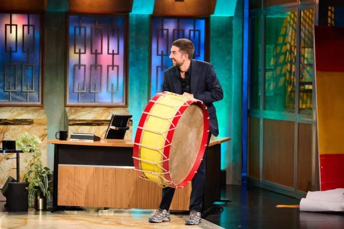 Cuando un “no me saludaste” define un reencuentro: Luz Casal pone sobre la mesa el choque con David Broncano 1 Merca2.es EuropaPress 6207974 primer programa revuelta david broncano Merca2.es