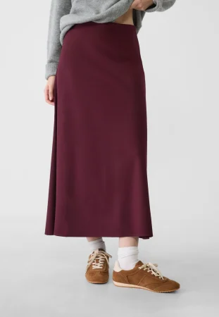 La falda de Stradivarius que está arrasando en ventas esta temporada 36 Merca2.es Falda fluida midi capa