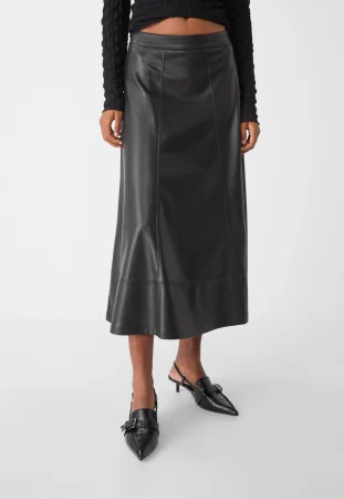 La falda de Stradivarius que está arrasando en ventas esta temporada 37 Merca2.es Falda midi capa efecto piel