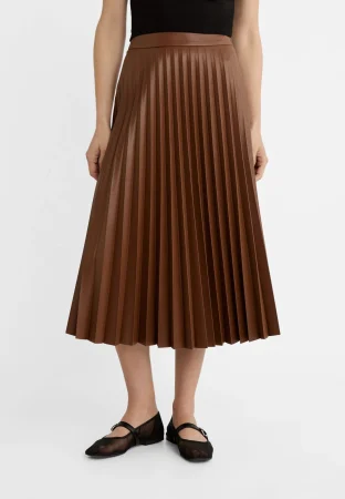 La falda de Stradivarius que está arrasando en ventas esta temporada 35 Merca2.es Falda midi plisada efecto piel