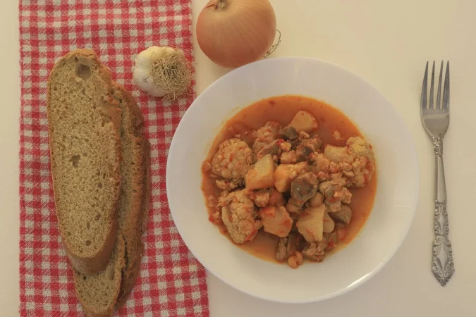 Ingredientes necesarios de la receta de garbanzos con calamares para cuatro comensales