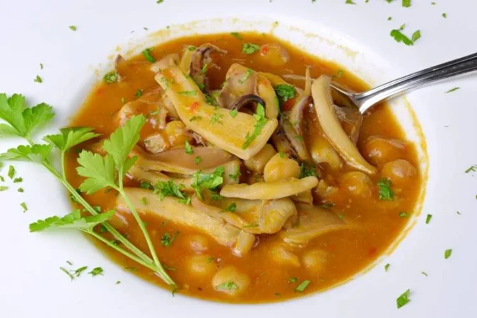 Incluye los garbanzos y el caldo de pescado