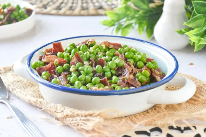 Los guisantes con jamón son un clásico de la gastronomía mediterránea