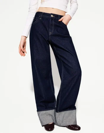 Bershka introduce el jean de tiro alto que estiliza y alarga la figura 53 Merca2.es Jeans 90's wide leg vuelta bajo