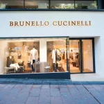 Brunello Cucinelli, bajo la lupa por Rusia, sorprende con ventas de 335 millones y fuerte impulso en Asia