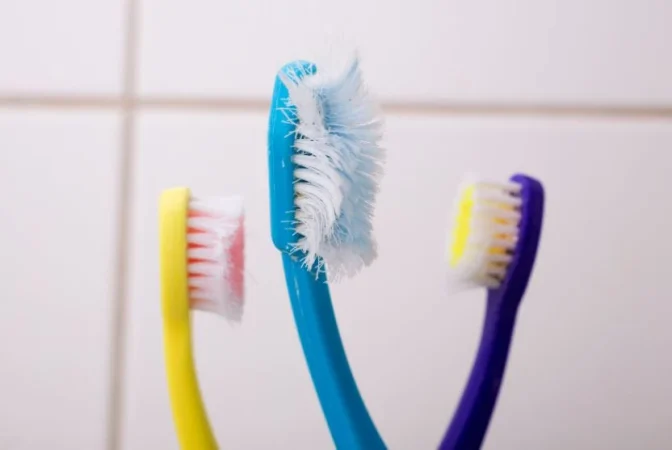 No dejes nunca el cepillo de dientes en este sitio, es por tu propia salud 124 Merca2.es La relevancia que tiene el cepillo de dientes para la salud de la boca