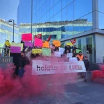 Holaluz se presta ahora a negociar con la plantilla para evitar el juicio 3 Merca2 Pancarta manifa frente a sede de Holaluz