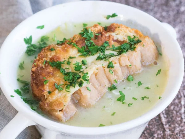 Reconfortante sopa de cebolla con huevo y jamón 75 Merca2.es Vayamos con la preparación de la sopa de cebolla con huevo y jamón, desde la cocina hasta presentarla en la mesa