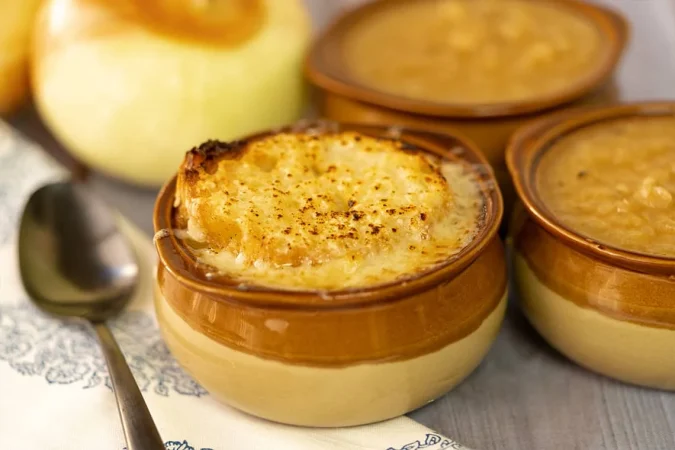 Reconfortante sopa de cebolla con huevo y jamón 86 Merca2.es Con esta receta podrás disfrutar y compartir