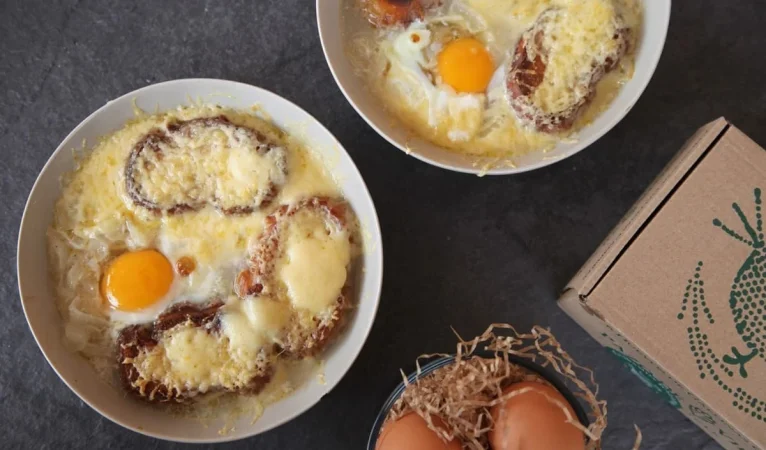 Reconfortante sopa de cebolla con huevo y jamón 76 Merca2.es 2. Hay que tostar el pan que es lo que le da el toque crujiente a la sopa de cebolla con huevo y jamón