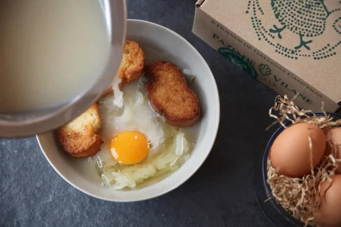 Reconfortante sopa de cebolla con huevo y jamón 77 Merca2.es 3. Manera de montar esta sopa de cebolla con huevo y jamón