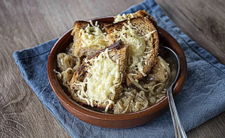 Reconfortante sopa de cebolla con huevo y jamón 78 Merca2.es 4. Los huevos son el último toque