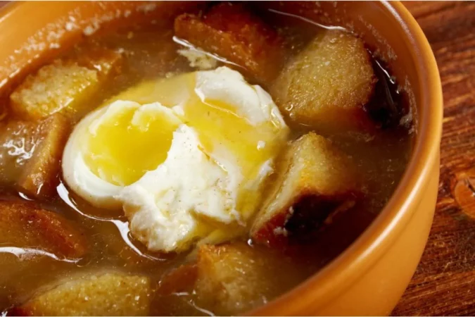 Reconfortante sopa de cebolla con huevo y jamón 73 Merca2.es Ingredientes para elaborar la sopa de cebolla con huevo y jamón