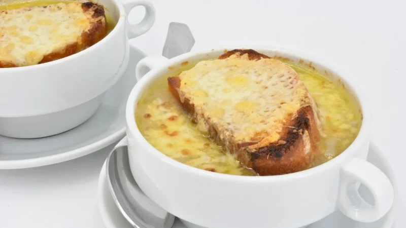 Reconfortante sopa de cebolla con huevo y jamón 79 Merca2.es Consejos para elaborar una sopa de cebolla con huevo y jamón que no va a dejar indiferente a nadie