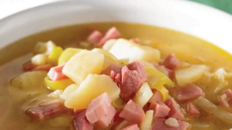 Reconfortante sopa de cebolla con huevo y jamón 74 Merca2.es ¿Cuál es la razón de que tengan que ser estos los ingredientes?