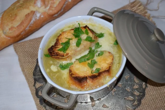 Reconfortante sopa de cebolla con huevo y jamón 80 Merca2.es 2. Ponle un toque personal