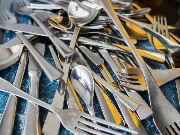 Un colega cocinero nos reveló este secreto que aplica en su local para conservar los cubiertos siempre brillantes