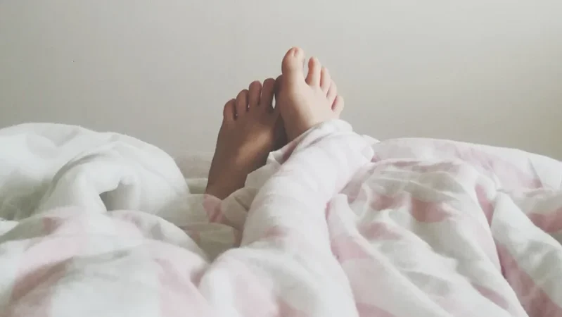 ¿Sabías que se duerme mejor sacando un pie de la cama? 95 Merca2.es Se trata de cambios pequeños, de los que puedes obtener muchos beneficios