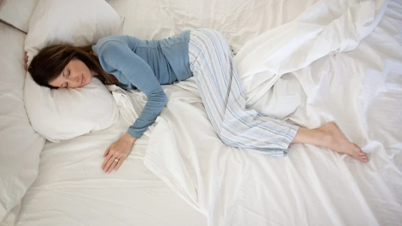 ¿Sabías que se duerme mejor sacando un pie de la cama? 92 Merca2.es Más consejos que te permitirán regular tu temperatura corporal cuando vayas a dormir