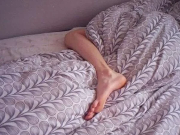 ¿Sabías que se duerme mejor sacando un pie de la cama? 89 Merca2.es ¿Por qué al sacar un pie por fuera de la cama se dormir mejor?