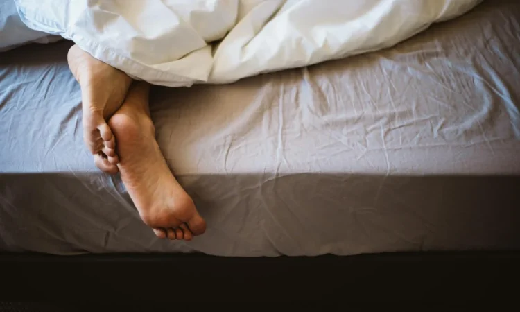 ¿Sabías que se duerme mejor sacando un pie de la cama? 93 Merca2.es Los efectos del buen descanso en tu salud