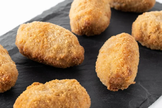 Da forma y recalienta las croquetas