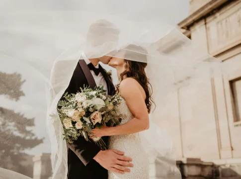 Te contamos de donde viene la tradición de lanzar el ramo de flores en las bodas 11 boda