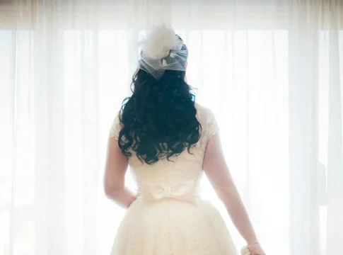 Te contamos de donde viene la tradición de lanzar el ramo de flores en las bodas 7
