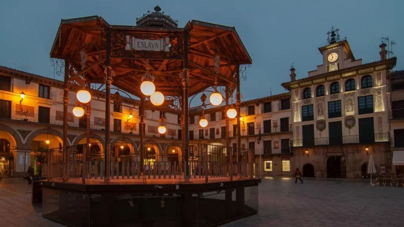 2. Plaza de los Fueros y la Casa del Reloj