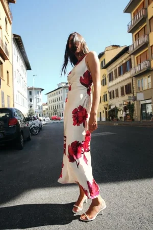 Este vestido de Zara es ideal si tienes curvas y quieres resaltar tu figura 17 Merca2.es VESTIDO MIDI SATINADO ESTAMPADO FLORAL