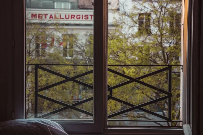 black metal framed glass window Merca2.es