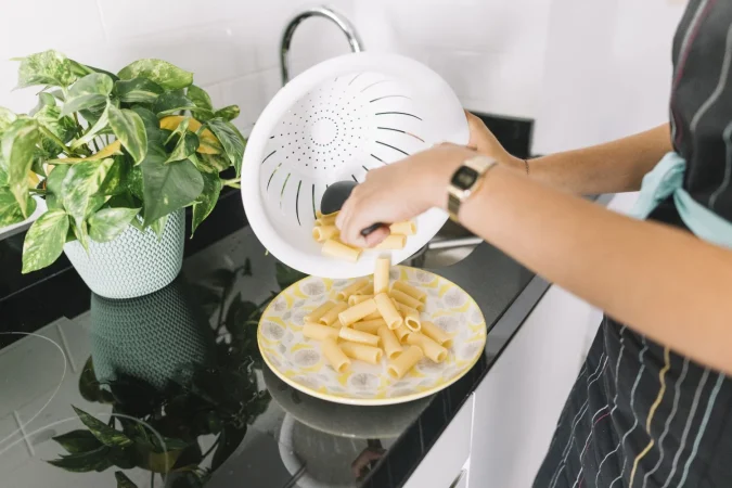 close up woman putting pasta plate Merca2.es