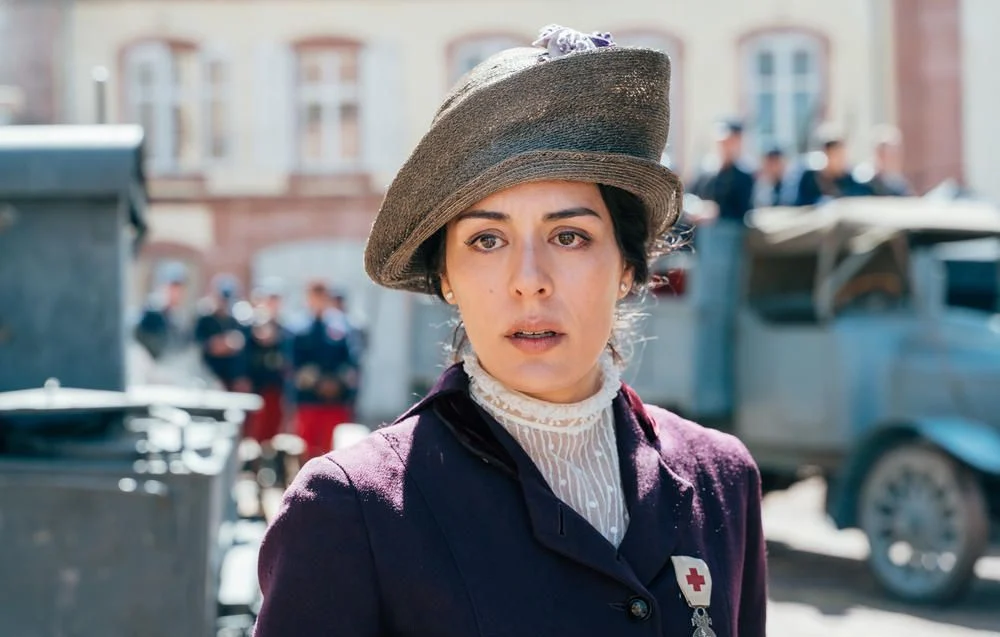 Caroline: una mujer de negocios que debe tomar el control de la fábrica de su esposo