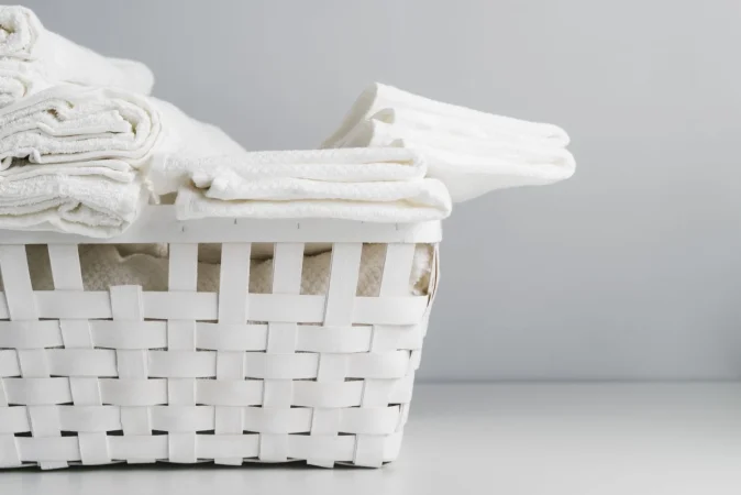 front view white basket with towels Merca2.es
