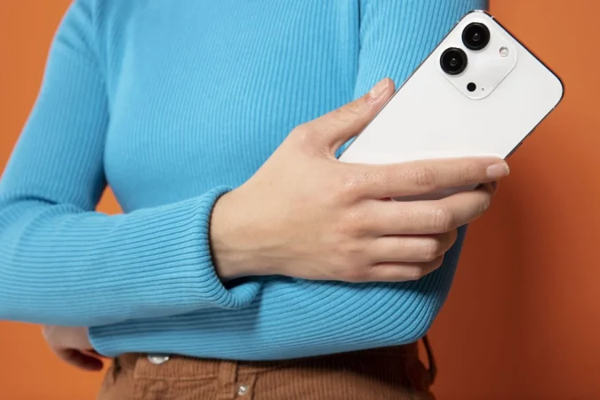 front view woman showing her smartphone Merca2.es