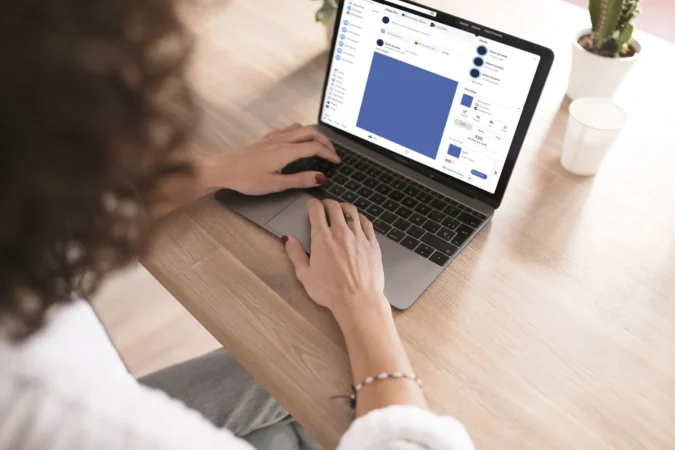 girl with laptop Merca2.es