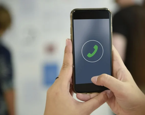 hand holding mobile phone snap taking photo Merca2.es