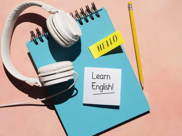 headphones used learning new language Merca2.es