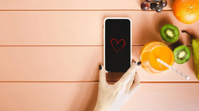 healthy food concept with smartphone copyspace left Merca2.es