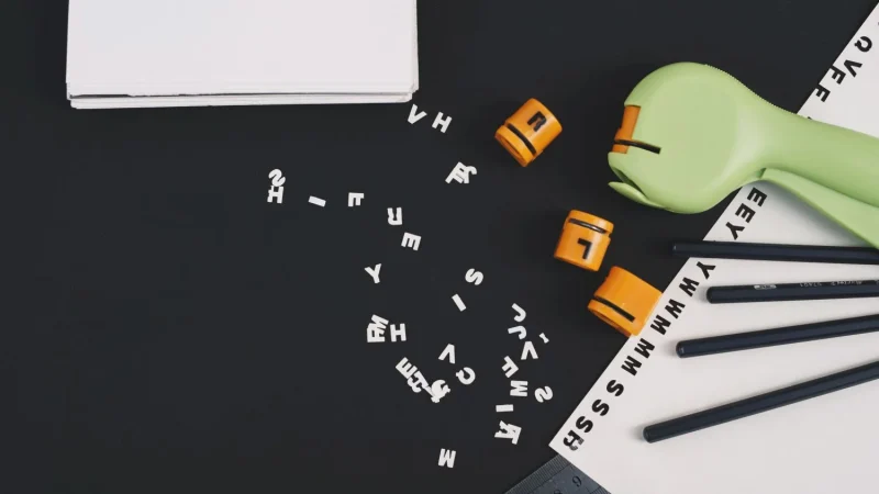 letter cutter lying near stationery Merca2.es