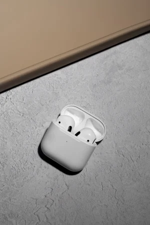 Así se actualizan los AirPods con esta idea revolucionaria 50 Merca2.es modern wireless earphones with case simple concrete background Merca2.es