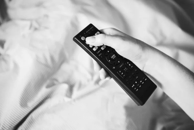 person carrying remote control Merca2.es